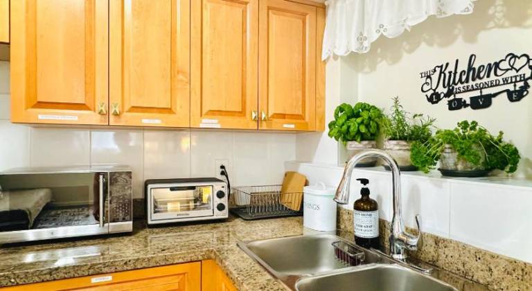 2BR 1BA Garden View Guest Suite - King-size Bed - Free Parking — photo 5