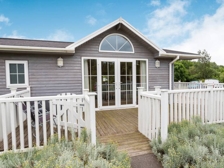Cottage with garden — photo 4