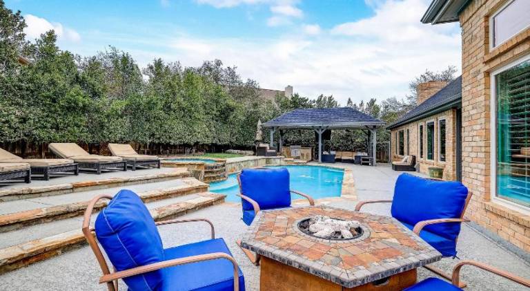Vacation home with pool — photo 4