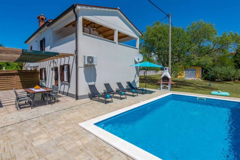 Family-friendly rental with patio, garden & pool | Pool view | Dogs allowed in Labin