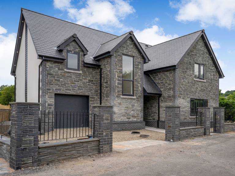 Cottage with jacuzzi, garden & grill in Carmarthen