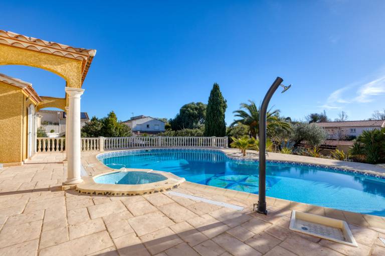 Apartment 'La Madrague St Vincent Apt A' with Shared Pool, Wi-Fi and Air Conditioning — photo 3