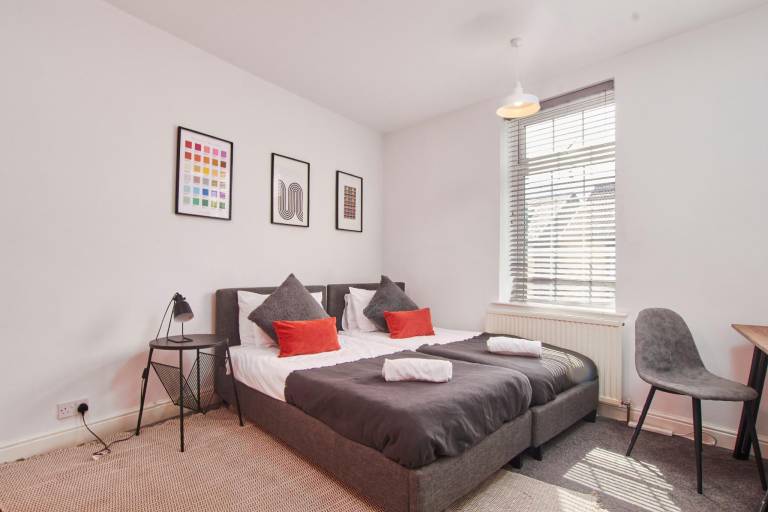 Children-friendly charming house with yard | Good for workation | Pets allowed in Sheffield
