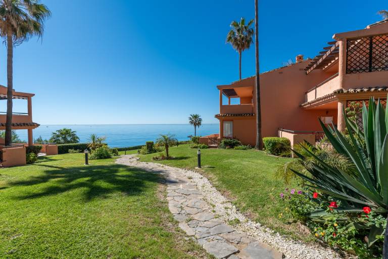 Vacation home with terrace, garden & fast internet | Beach view in Estepona
