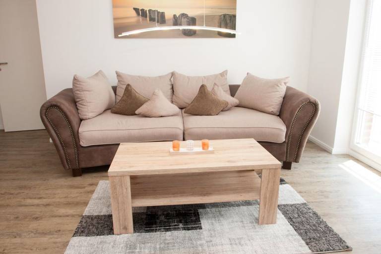 Hell und freundlich: Diese modern eingerichtete Erdgeschosswohnung bietet auf ca. 59 qm Quartier für 4 Erwachsene und 1 Kleinkind. Lassen Sie sich das Frühstück auf dem sonnenverwöhnten Süd-West-Balkon schmecken. — photo 3