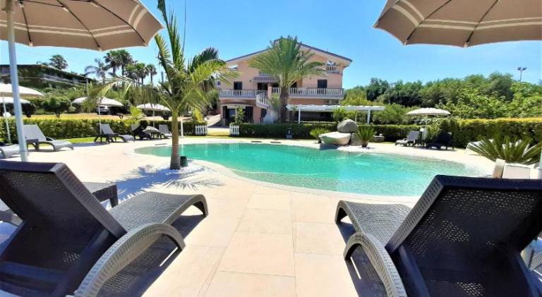 Beautiful holiday apartment with yard & pool | Next to the beach | Dogs allowed in Tropea