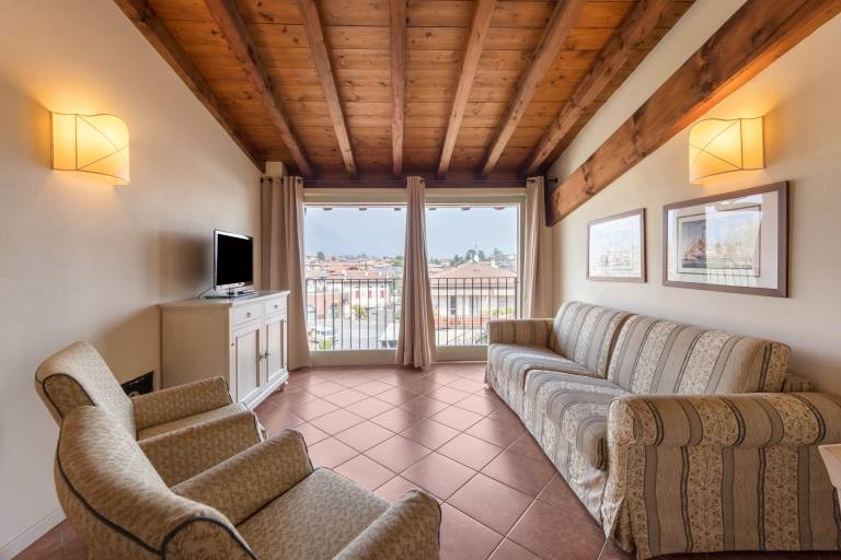 Apartment 'Antica Torre Byron' with Shared Pool, Wi-Fi and Air Conditioning — photo 4