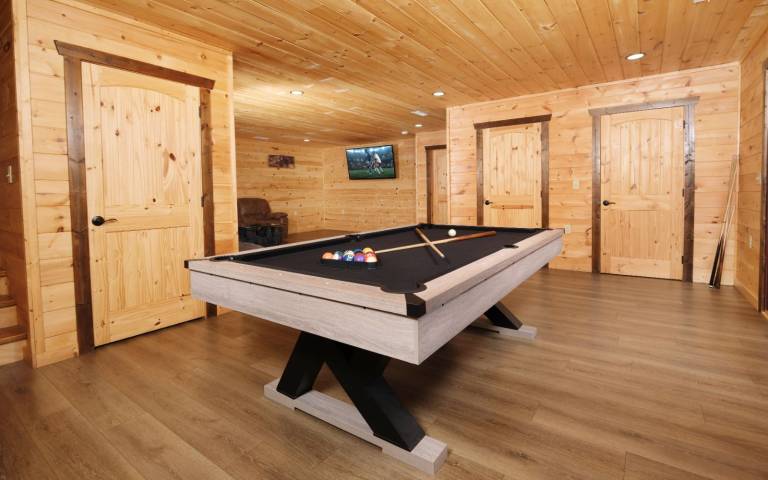 Peaceful wooded views and a cozy hot tub! - White Pine Lodge — photo 2