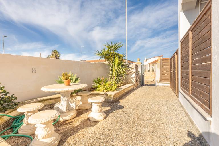 Villa with yard, barbecue & private pool | Garden view — photo 5