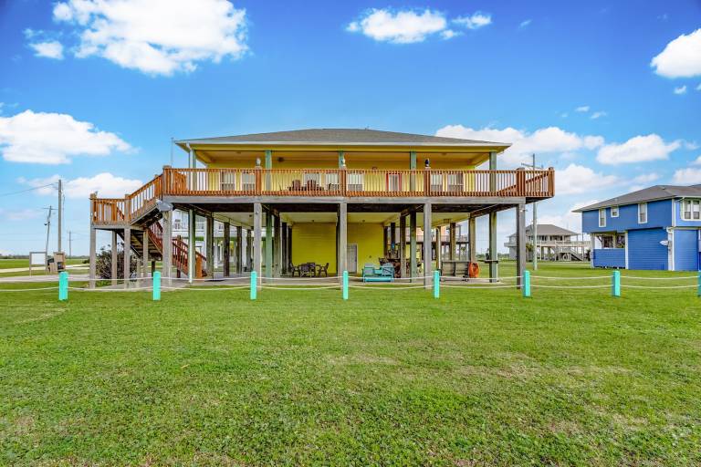 Child-friendly vacation home with patio | Dogs allowed in Bolivar, TX