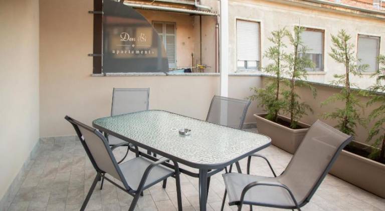 Apartment with patio & yard — photo 4