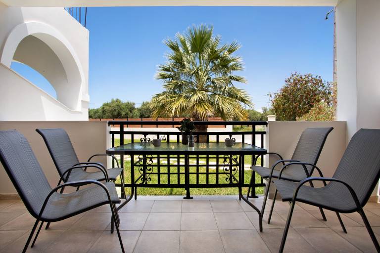 Apartment with fast internet & garden | Garden view — photo 2