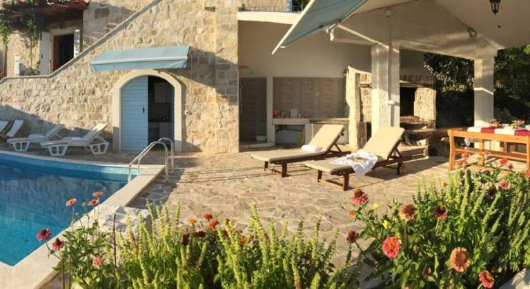 Villa with garden, barbecue & patio | Sea view — photo 4
