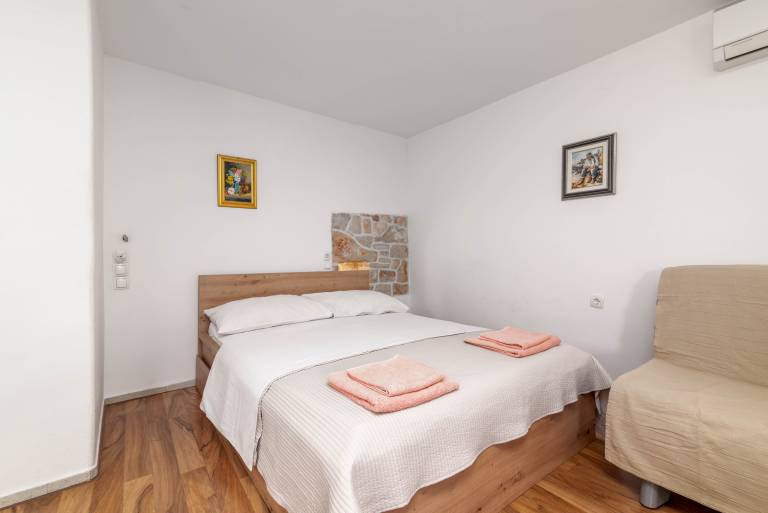 Nice studio with BBQ & patio | Pets are welcome — photo 4