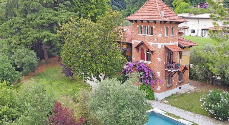 Villa with pool in Gardone Riviera