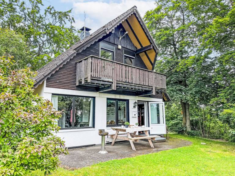 Family-oriented charming vacation home with yard & patio | Pet-friendly — photo 2