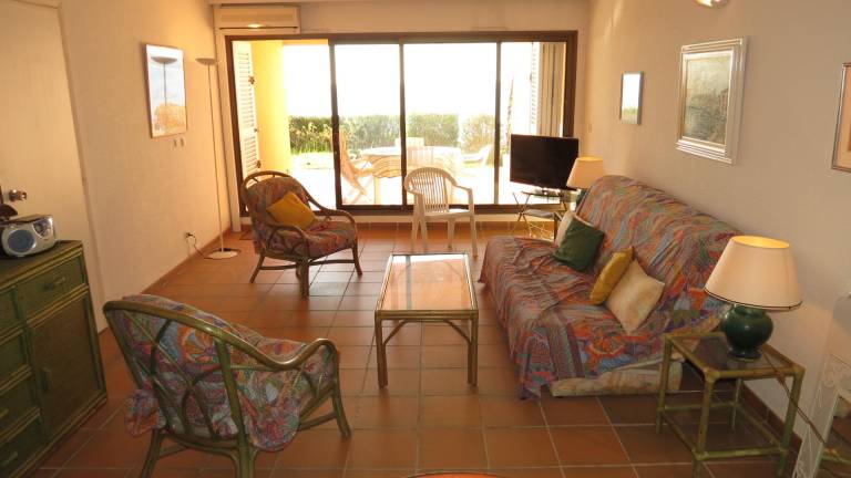 Family-friendly rental apartment with patio, garden & pool | Garden view | Dogs allowed — photo 3