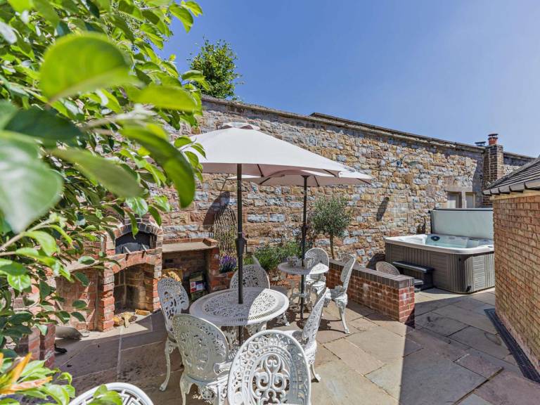 Cottage with yard & hot tub in Stafford