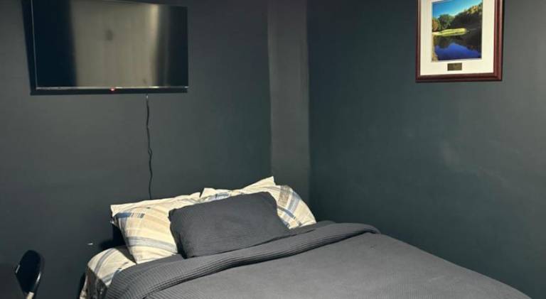Fidelia Crystal Room Queen Bed minutes from Newark Liberty International Airport and Newark Penn St