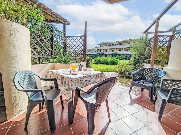 Rental apartment with garden, patio & pool in Golfo Aranci