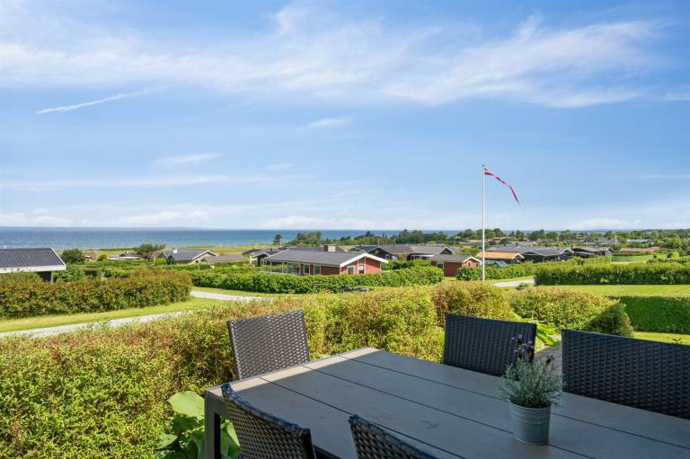 Family-friendly lovely vacation home with sauna, jacuzzi & yard | Sea view | Pets allowed — photo 2