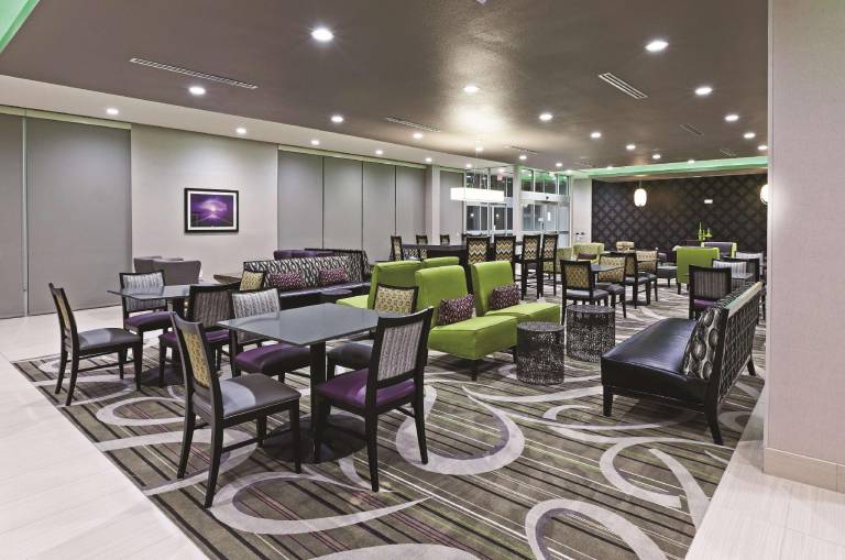 La Quinta Inn & Suites by Wyndham College Station South — photo 3