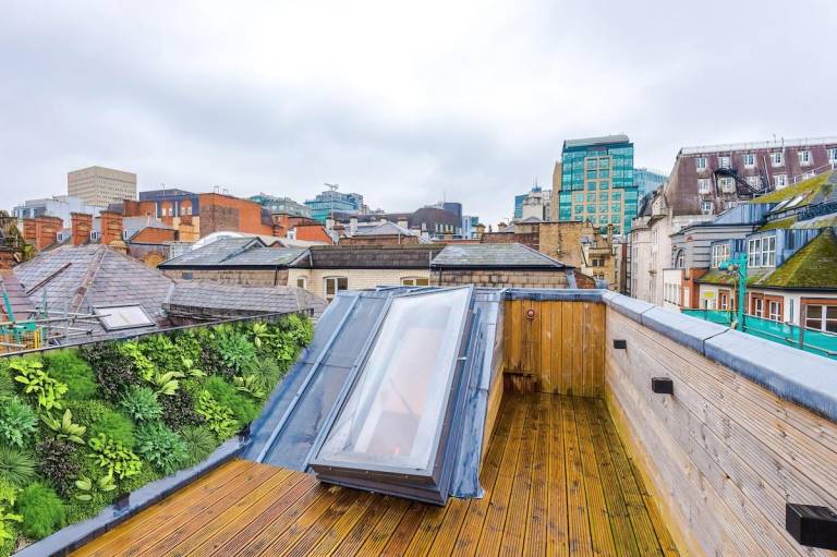 Large 4-Storey Luxury Townhouse with 3 bedrooms in Manchester