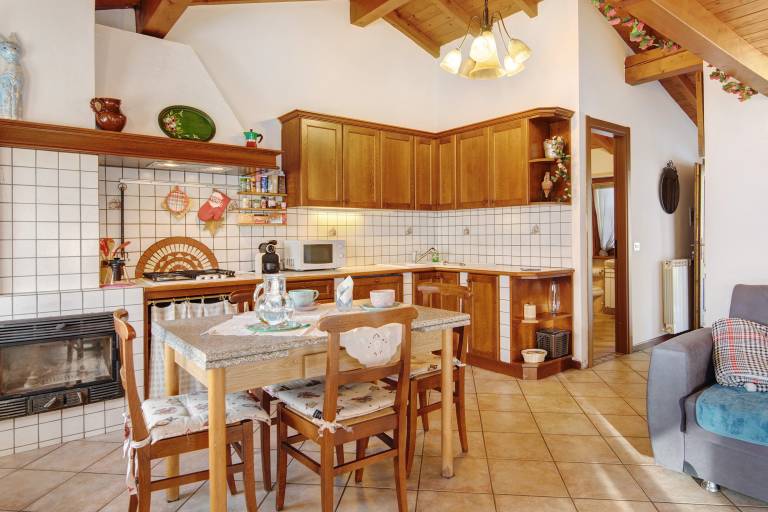 Grace House Vacation Home with Mountain View, Shared Terrace, and Wi-Fi — photo 4
