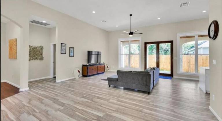 Cheerful Lakeside Retreat-Just Minutes to the lake — photo 4