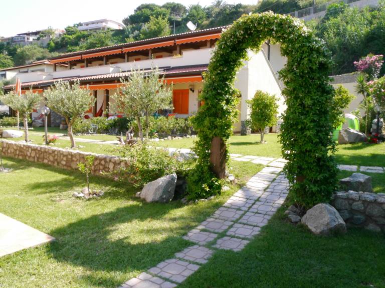 House with barbeque & garden | Garden view — photo 3