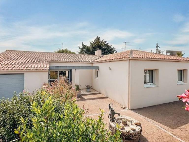 Family-oriented beautiful vacation home with jacuzzi & heated pool | Pet-friendly — photo 4