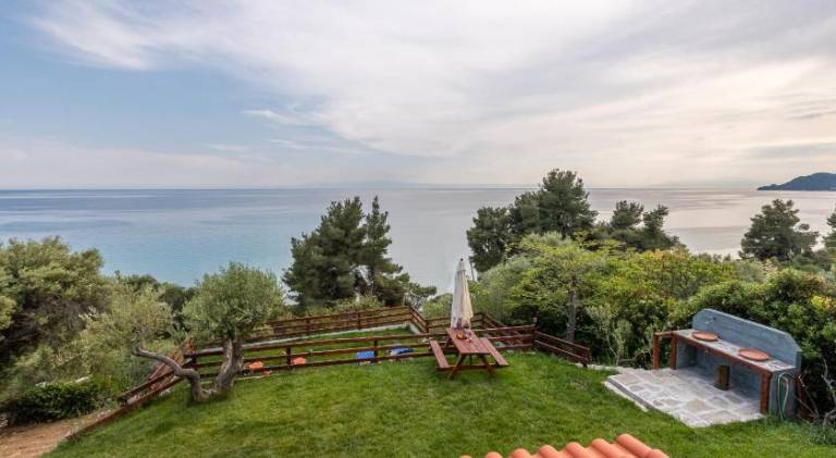 Vacation home with garden & patio | Pet-friendly — photo 2