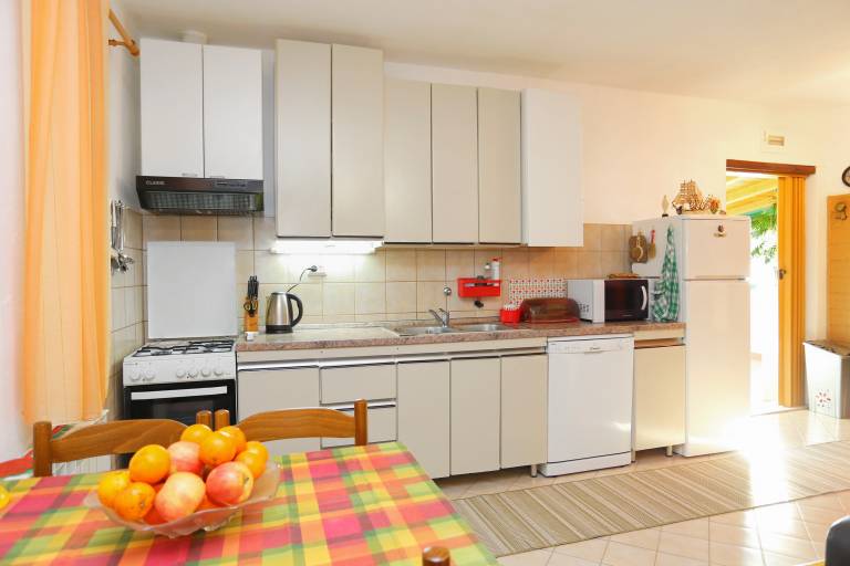 Fully equipped beautiful apartment with yard, grill & patio | Next to the beach | Dogs allowed — photo 5