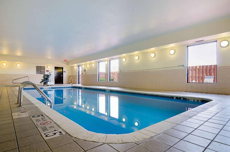 Comfort Inn & Suites Hutchinson — photo 4