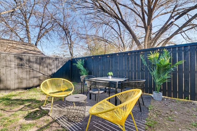 < 1 Mi to Historic McKinney: Modern Duplex w/ Yard — photo 2