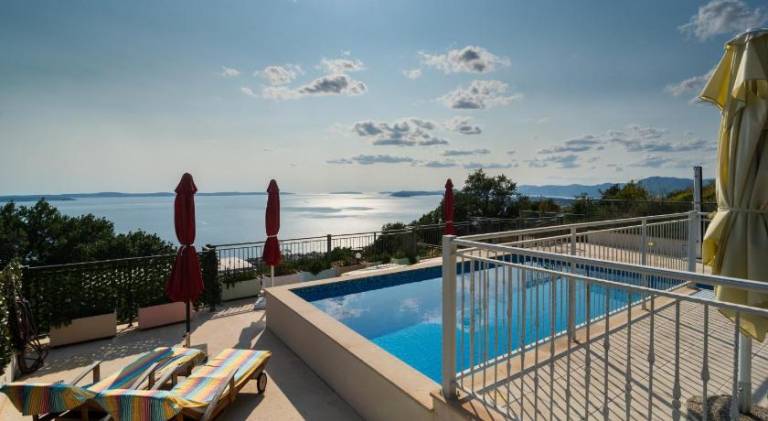 Villa with pool — photo 3