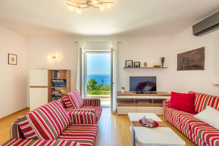 Fully equipped ample villa with patio, private pool & garden | Pets are welcome — photo 2