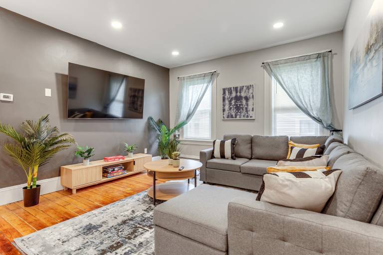 1 Mi to Dtwn Pet Friendly Providence Apt w Yard