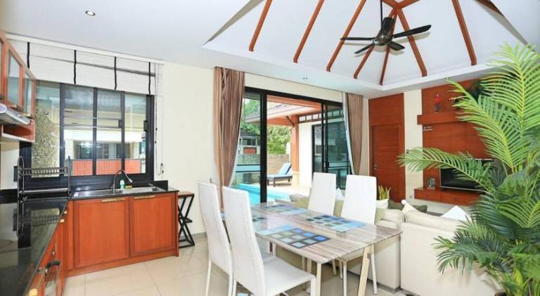 Villa with pool — photo 4
