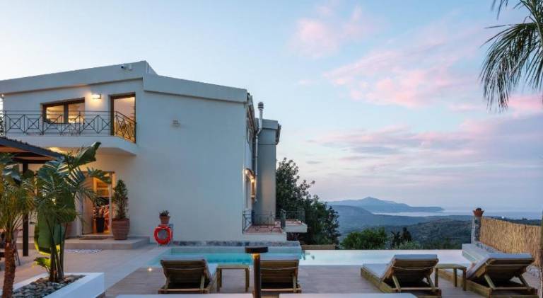 Villa with jacuzzi, patio & private pool — photo 3
