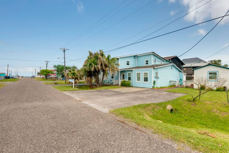 Walk to Aransas Bay: Beautiful Rockport Townhome — photo 3