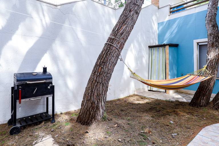 House with barbeque & garden | Garden view — photo 4