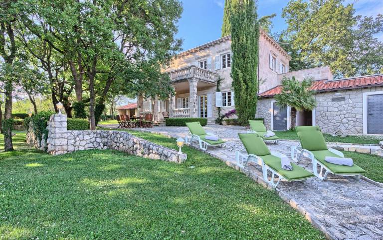 Fully equipped villa with private pool, yard & barbeque | Pool view | Pets allowed — photo 3