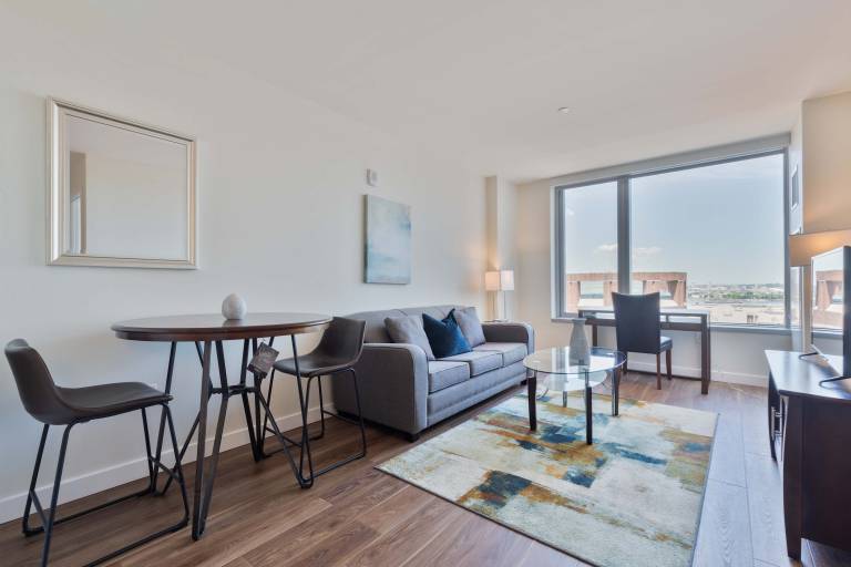 Child-friendly lovely apartment with pool & BBQ | Close to Boston Massacre | Good for workation | Pet-friendly — photo 2