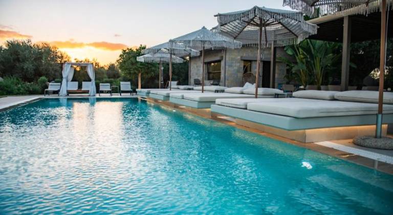 Villa with jacuzzi, garden & pool — photo 3