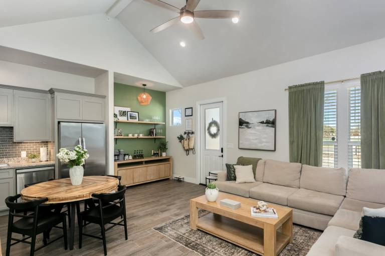 Family-oriented condo with hot tub, BBQ & pool | Dogs allowed — photo 2