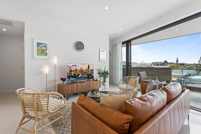 Gorgeous 3 Bed Apartment with City Views