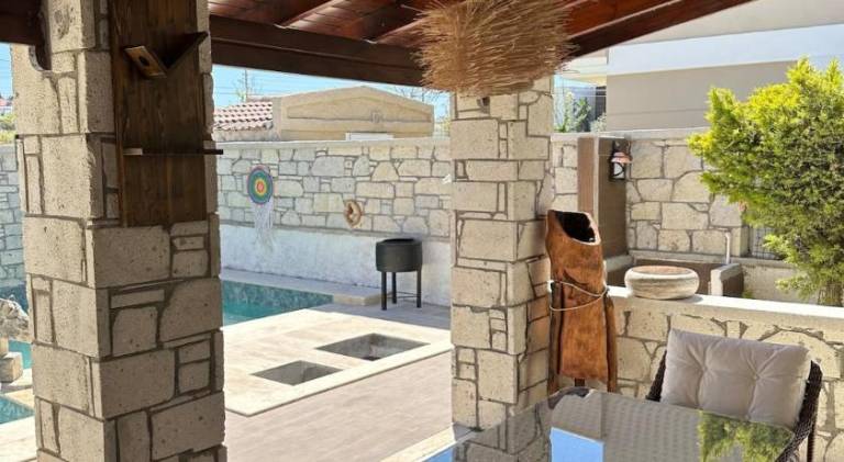 Detached house with pool in Alacatı — photo 3