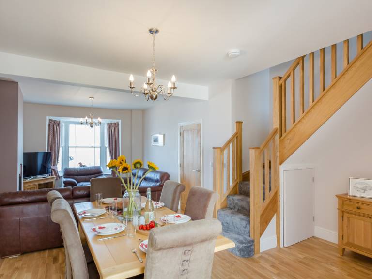 Family-oriented charming cottage with yard | Close to the beach | Pets are welcome — photo 4