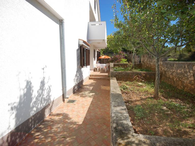 Holiday apartment with patio in Omisalj
